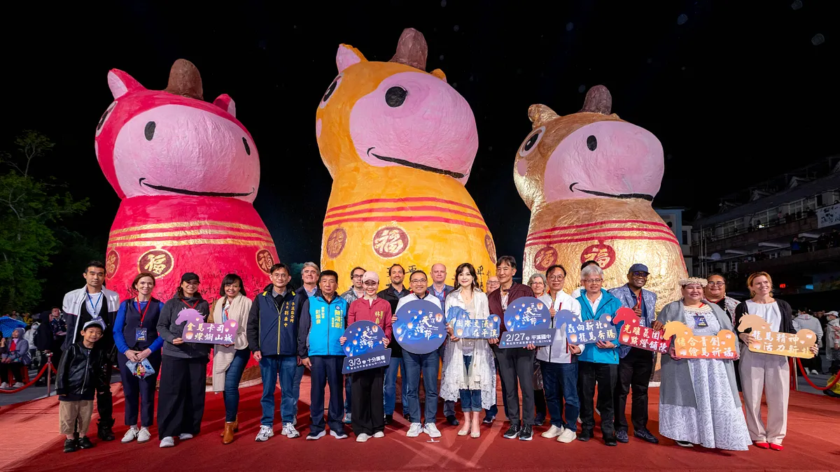 新北市市長侯友宜與林裔綺議員、觀光旅遊局局長楊宗珉以及軍中情人方季惟、歌手于冠華及國內外嘉賓,共同施放福馬主燈。(圖/新北市政府)