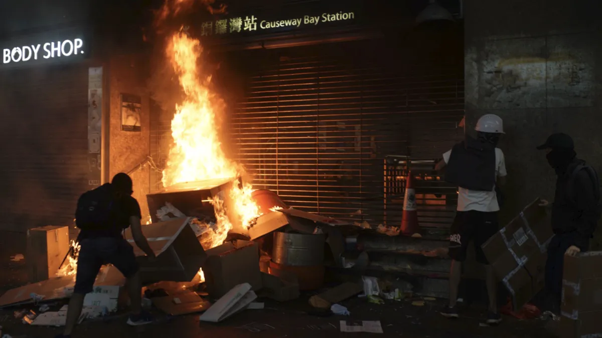 2019年10月4日,香港反送中、反緊急法、反禁蒙面法遊行,示威者縱火(AP)