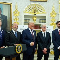 2025年8月6日、ワシントンのホワイトハウスで、トランプ氏とアップルCEOのティム・クック氏が、アップルの対米投資と米国の半導体関税方針について発表した。(AP通信) 2025年8月6日、ワシントンのホワイトハウスで、トランプ氏とアップルCEOのティム・クック氏が、アップルの対米投資と米国の半導体関税方針について発表した。(AP通信)