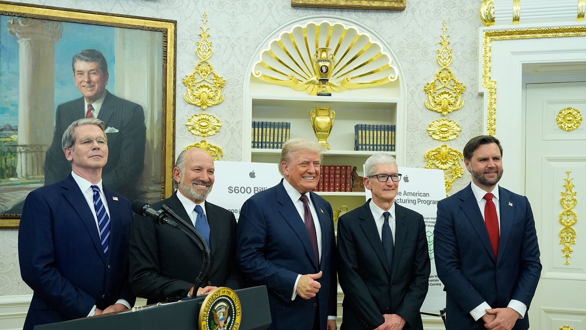 2025年8月6日、ワシントンのホワイトハウスで、トランプ氏とアップルCEOのティム・クック氏が、アップルの対米投資と米国の半導体関税方針について発表した。(AP通信) 2025年8月6日、ワシントンのホワイトハウスで、トランプ氏とアップルCEOのティム・クック氏が、アップルの対米投資と米国の半導体関税方針について発表した。(AP通信)