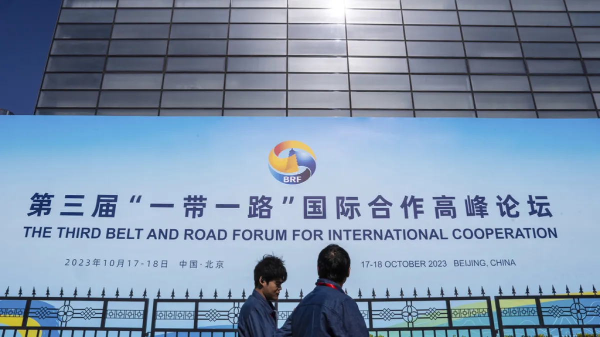 2023年10月16日,北京街頭的「一帶一路」論壇文宣。(美聯社)