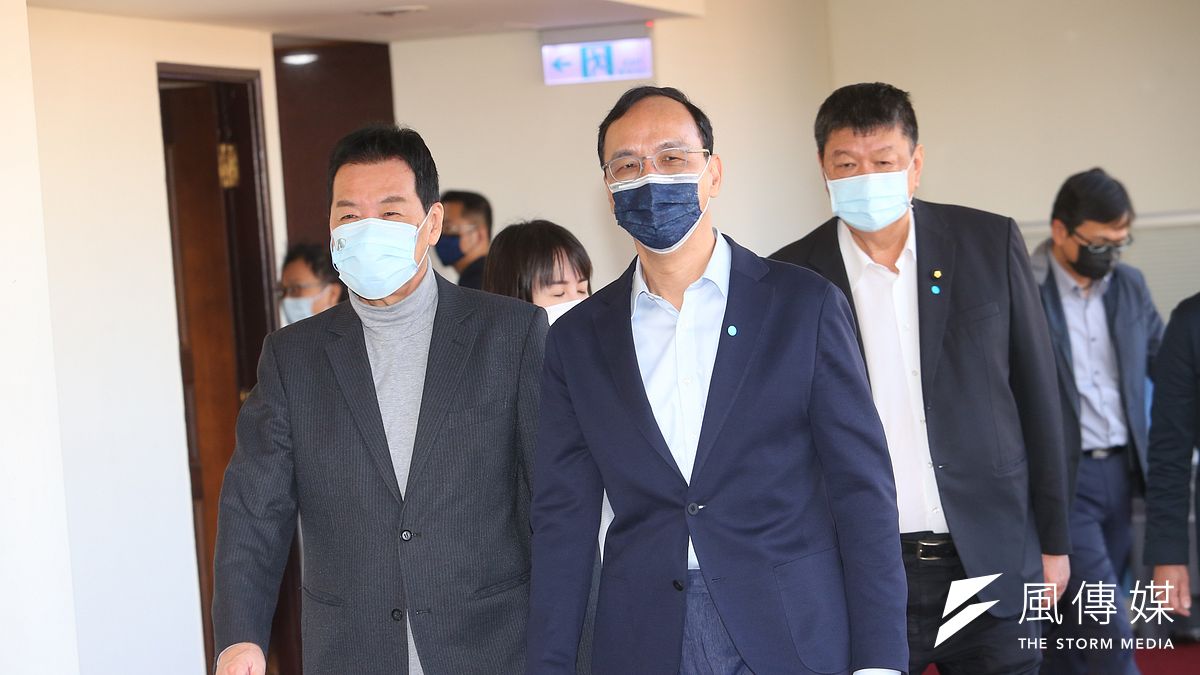 國民黨主席朱立倫(中)11日拜會國民黨立院黨團,並談及衛福部長陳時中的「歡唱事件」。(顏麟宇攝) 國民黨主席朱立倫(中)11日拜會國民黨立院黨團,並談及衛福部長陳時中的「歡唱事件」。(顏麟宇攝)