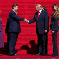 2026年9月25日、ワシントンで会談する中国の習近平国家主席とトランプ米大統領。双方は互いを第2次世界大戦の同盟国と位置づけ、中華民国が大戦で果たした貢献やその歴史的な存在が相対的に薄れることで、台湾の政治的位置づけにも影響を及ぼす可能性が指摘されている。(AP) 2026年9月25日、ワシントンで会談する中国の習近平国家主席とトランプ米大統領。双方は互いを第2次世界大戦の同盟国と位置づけ、中華民国が大戦で果たした貢献やその歴史的な存在が相対的に薄れることで、台湾の政治的位置づけにも影響を及ぼす可能性が指摘されている。(AP)