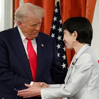 2025年10月28日、日本の高市早苗首相が東京・迎賓館赤坂離宮で米国のドナルド・トランプ大統領と日米首脳会談を行い、署名式に臨んだ。(写真/AP通信) 2025年10月28日、日本の高市早苗首相が東京・迎賓館赤坂離宮で米国のドナルド・トランプ大統領と日米首脳会談を行い、署名式に臨んだ。(写真/AP通信)