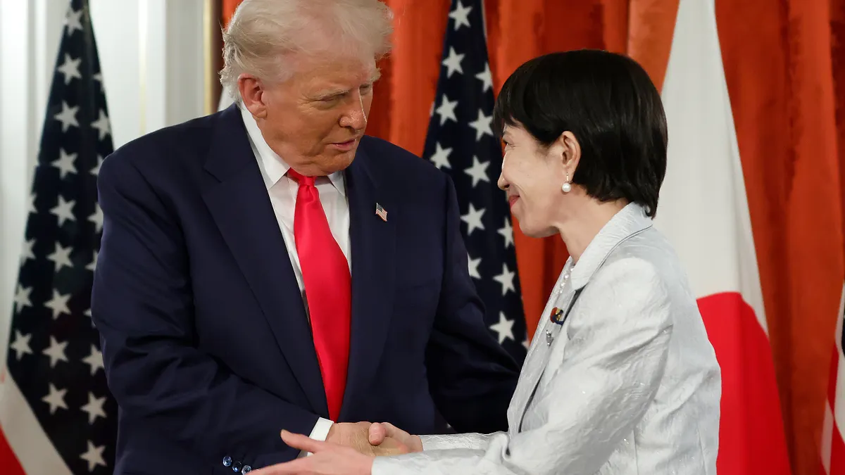 2025年10月28日、日本の高市早苗首相が東京・迎賓館赤坂離宮で米国のドナルド・トランプ大統領と日米首脳会談を行い、署名式に臨んだ。(写真/AP通信) 2025年10月28日、日本の高市早苗首相が東京・迎賓館赤坂離宮で米国のドナルド・トランプ大統領と日米首脳会談を行い、署名式に臨んだ。(写真/AP通信)
