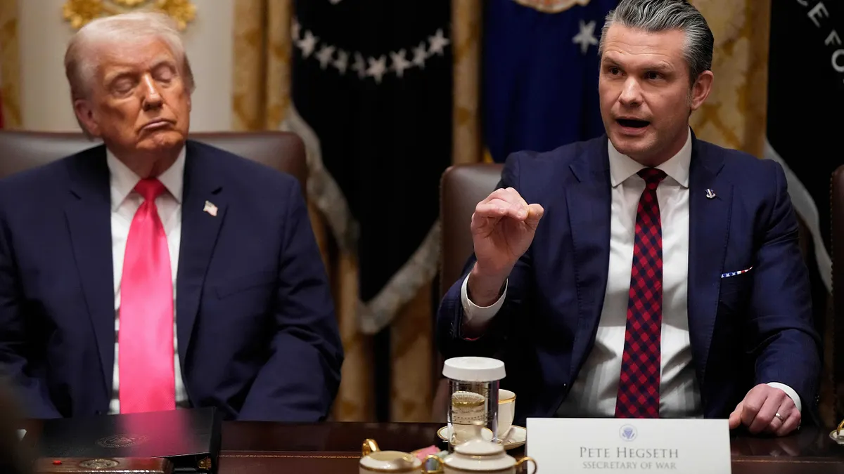 2025 年 12 月 2 日,美國總統川普與國防部長赫格塞斯(Pete Hegseth)。(美聯社) 2025 年 12 月 2 日,美國總統川普與國防部長赫格塞斯(Pete Hegseth)。(美聯社)