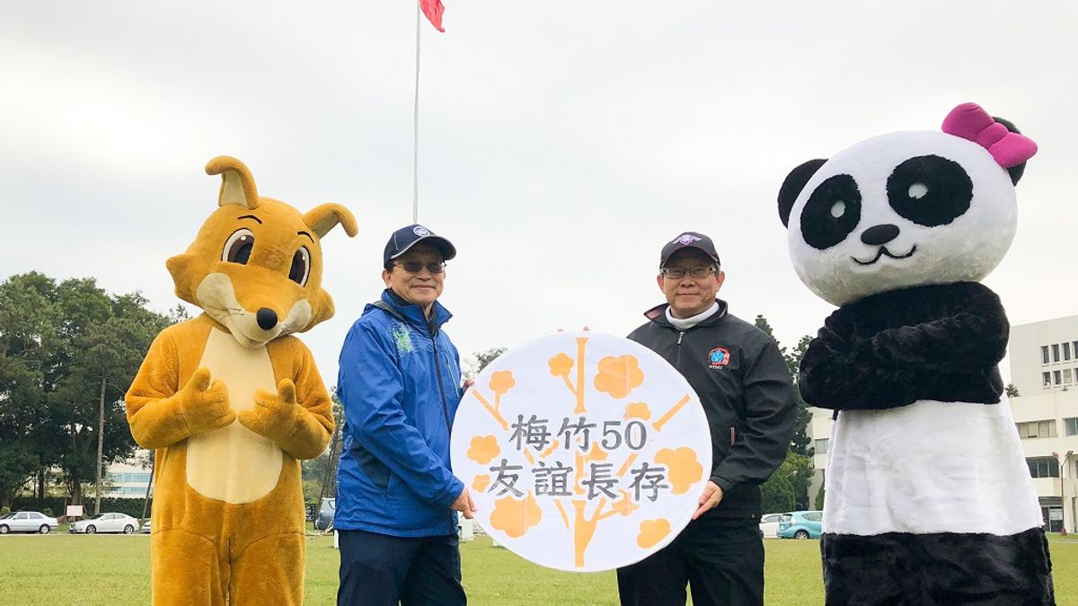 清華校長賀陳弘(右二)和交大校長張懋中(左二)帶著學校吉祥物拍攝趣味宣傳影片。(圖/清華大學提供) 清華校長賀陳弘(右二)和交大校長張懋中(左二)帶著學校吉祥物拍攝趣味宣傳影片。(圖/清華大學提供)
