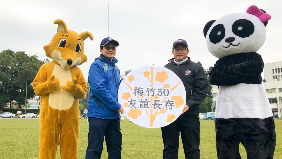 清華校長賀陳弘(右二)和交大校長張懋中(左二)帶著學校吉祥物拍攝趣味宣傳影片。(圖/清華大學提供)