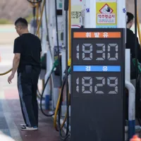 A gas station in Seoul draws long lines of vehicles waiting to refuel. (AP) A gas station in Seoul draws long lines of vehicles waiting to refuel. (AP)