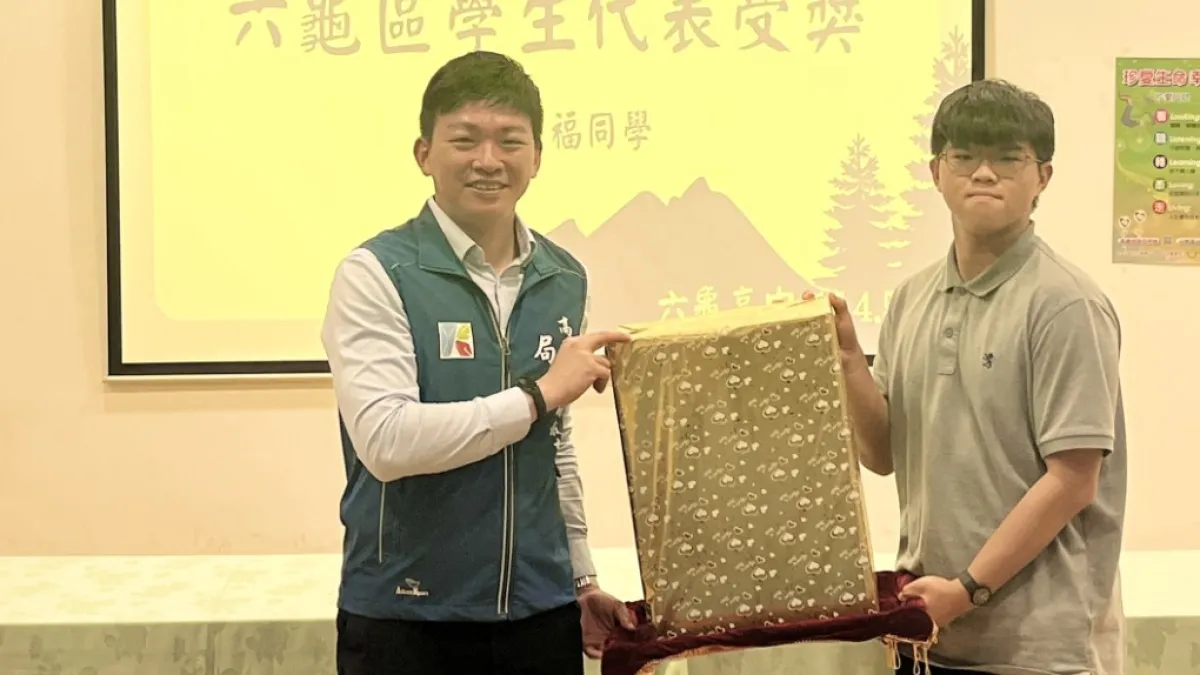 吳立森局長(左)頒證獎品給翼有福同學。(圖/高雄市教育局提供)