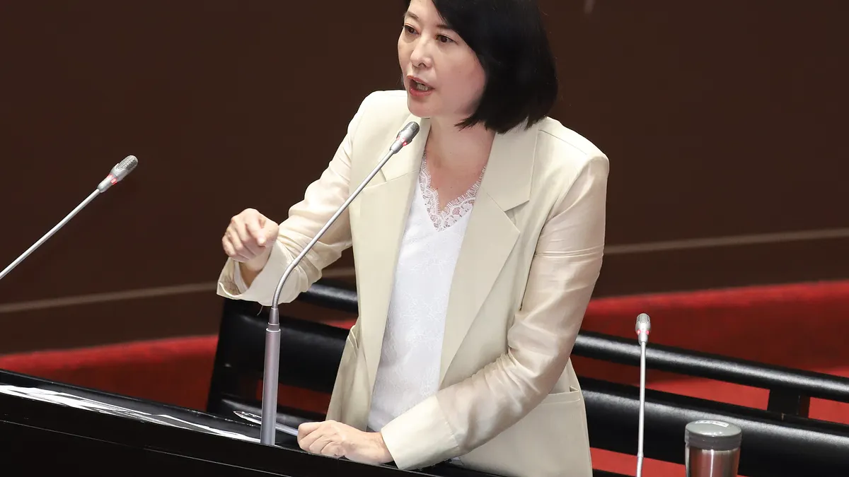 立委王鴻薇在臉書踢爆勞動部濫用就業安定基金。(資料照,陳品佑攝) 立委王鴻薇在臉書踢爆勞動部濫用就業安定基金。(資料照,陳品佑攝)