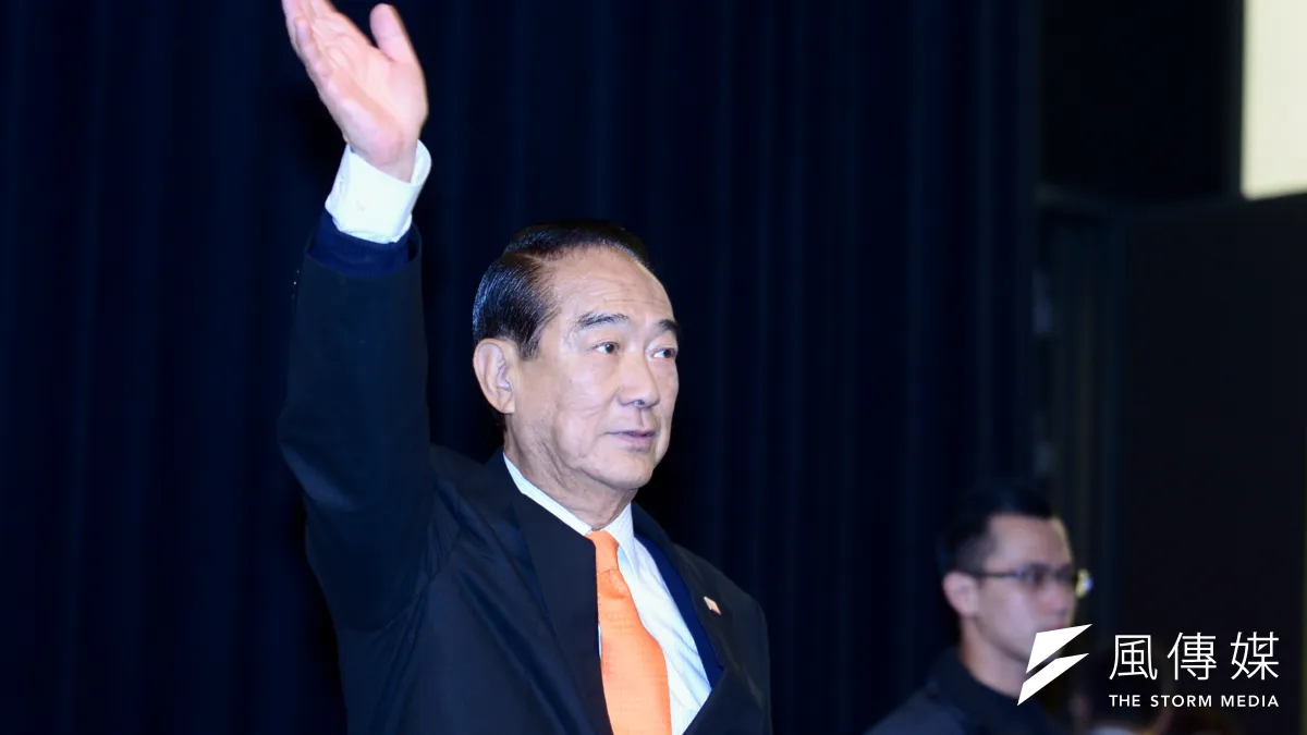 親民黨總統候選人宋楚瑜在第二場總統電視辯論結束後與現場媒體揮手道別。(林俊耀攝)