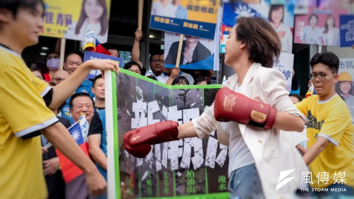 高雄市長參選人柯志恩戴上拳擊手套,親自出拳擊破印有「新潮流」字樣的大型手板,象徵打破長期阻礙高雄發展的政治派系結構。(圖/徐炳文攝)
