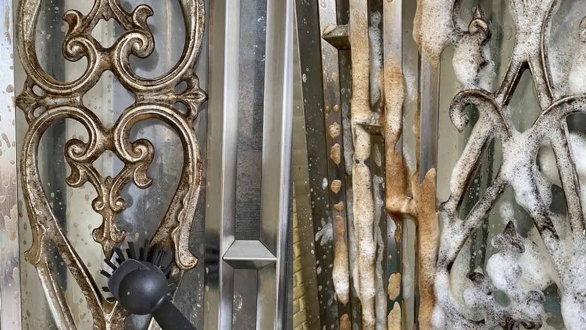 家中的鐵門生鏽,先別急著換新的!家事達人教簡單1招輕鬆除鏽。(圖/取自陳映如-Sona Queen的生活筆記本) 家中的鐵門生鏽,先別急著換新的!家事達人教簡單1招輕鬆除鏽。(圖/取自陳映如-Sona Queen的生活筆記本)