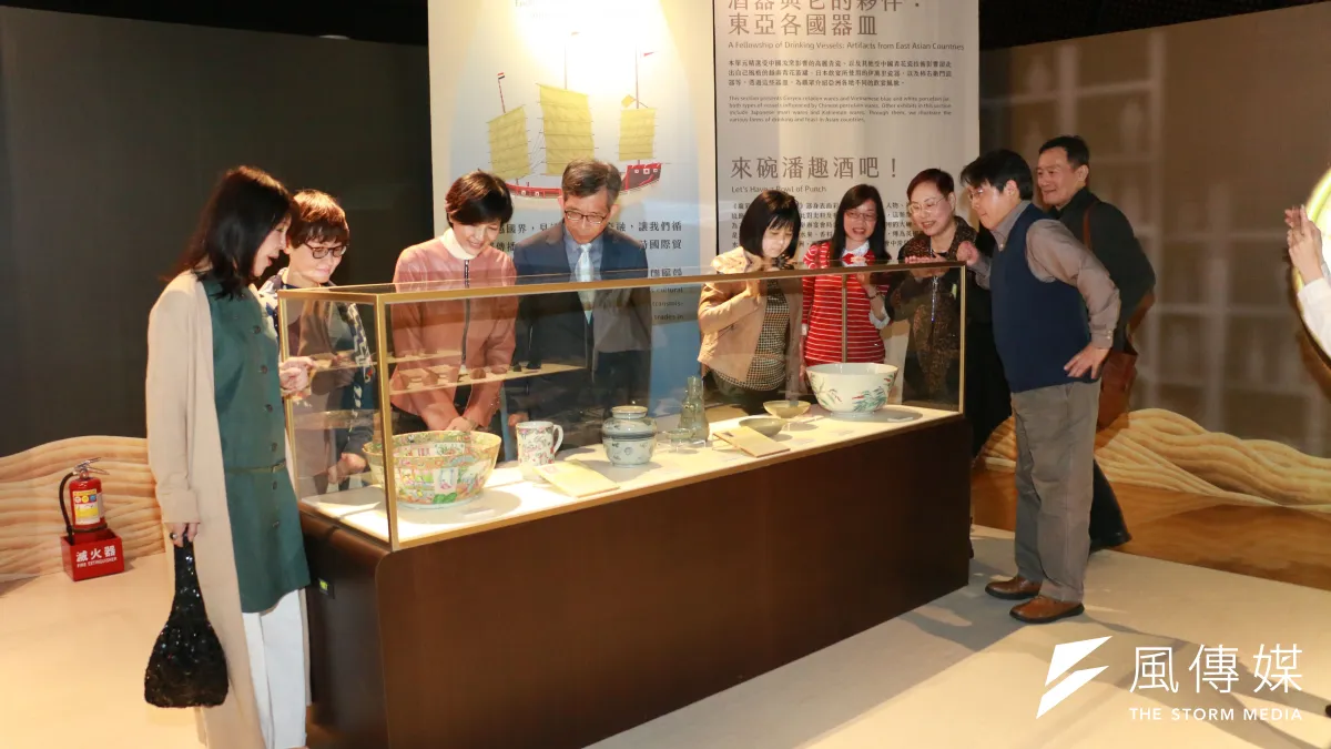 十三行博物館與國立歷史博物館首次共同主辦「飲酒Bar—亞洲酒文化特展」,今(22)日隆重開幕,十三行博物館館長陳春蘭與國立歷史博物館館長廖新田等貴賓於酒器文物前合影 。(圖/李梅瑛攝)