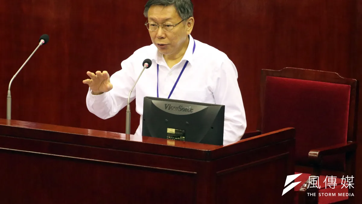 台北市長柯文哲今(17)天進行市政總質詢及答覆,被問及與綠營的關係,脫口說出「民進黨大部分對我都很友善,除了王世堅之外」一番話,引來一陣笑聲。(蘇仲泓攝)