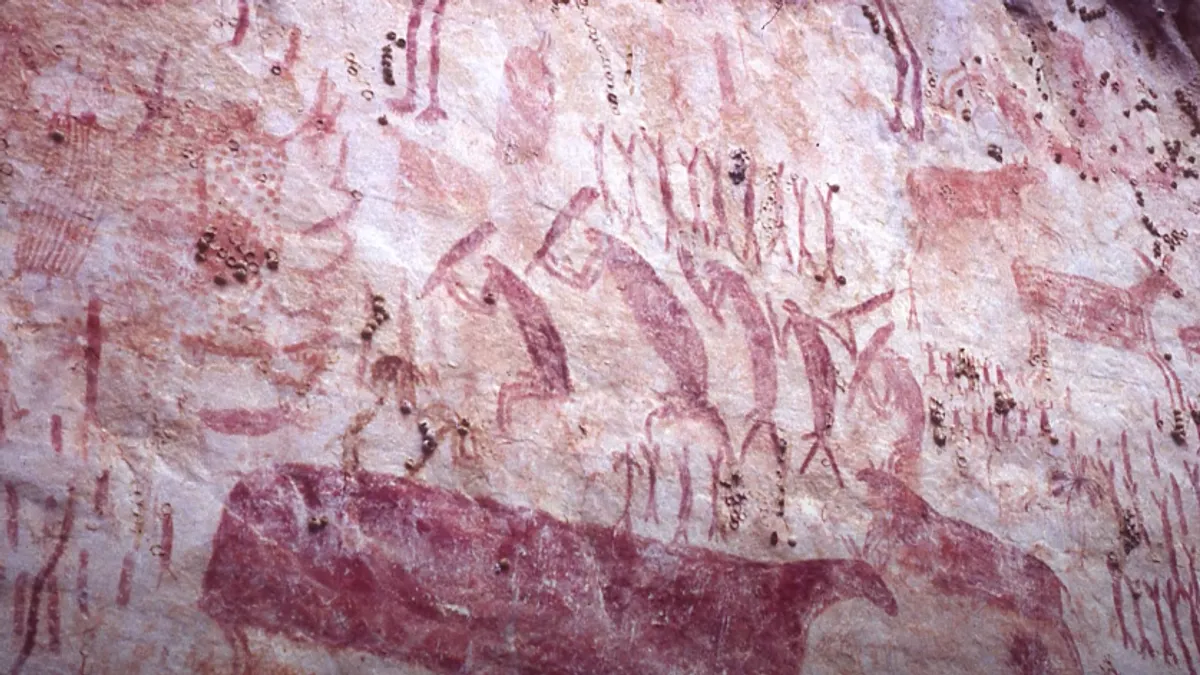 南美洲哥倫比亞發現的巨型史前壁畫,綿延超過12公里,約為史前1.2萬年前的人類所留下。(截自Youtube)