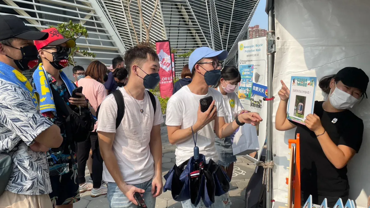 打狗祭高捷好玩卡攤位民眾熱情投入現場活動(圖/高雄市政府觀光局提供)