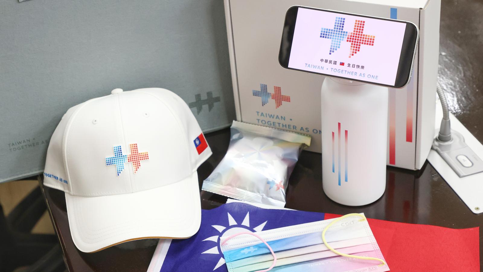 國慶紀念品開箱!保溫瓶結合「磁吸手機支架」、首款迷你燈箱 抽獎辦法一次看