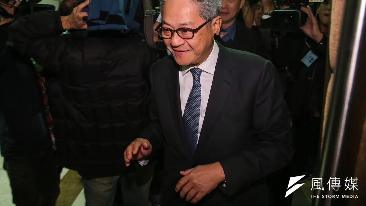 被金管會主委顧立雄點名違反「金金分離」原則,台新金控董事長吳東亮 (中)的妻子彭雪芬發聲明,願在5月1日請辭新光金控董事。(資料照,顏麟宇攝)