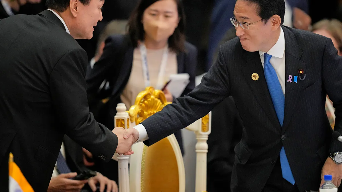 2022年11月,東協峰會,日本首相岸田文雄與南韓總統尹錫悅(AP)