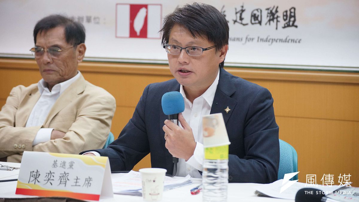 基進黨黨主席陳奕齊(右)表示,全募兵制在目前台灣人口結構急遽變化的狀況下,根本無法撐起國家安全。(盧逸峰攝) 基進黨黨主席陳奕齊(右)表示,全募兵制在目前台灣人口結構急遽變化的狀況下,根本無法撐起國家安全。(盧逸峰攝)