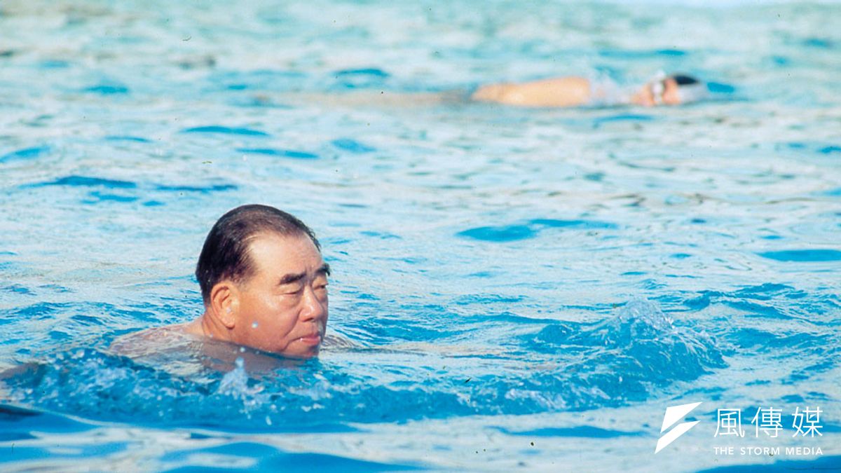 「抬頭蛙」泳姿,郝柏村說可讓身體浮起來更久。(新新聞資料照) 「抬頭蛙」泳姿,郝柏村說可讓身體浮起來更久。(新新聞資料照)