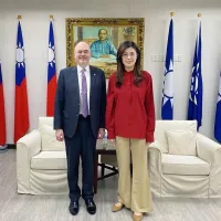 AIT處長谷立言(左)近日接受媒體專訪時提到,美方關注國民黨是否正在「從根本上改變政治取向」,並認為鄭麗文(右)此行是一次「釋疑」的機會。(資料照,取自美國在台協會臉書) AIT處長谷立言(左)近日接受媒體專訪時提到,美方關注國民黨是否正在「從根本上改變政治取向」,並認為鄭麗文(右)此行是一次「釋疑」的機會。(資料照,取自美國在台協會臉書)