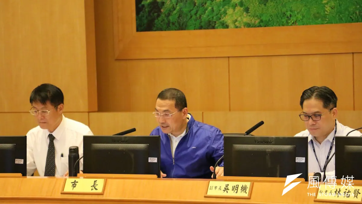 日前板橋湳雅夜市列管老樹遭開發建商非法砍伐一事,新北市長侯友宜今(26)日於市政會議中,再度表明市府對藐視公權力行為嚴懲的決心。(圖/李梅瑛攝)