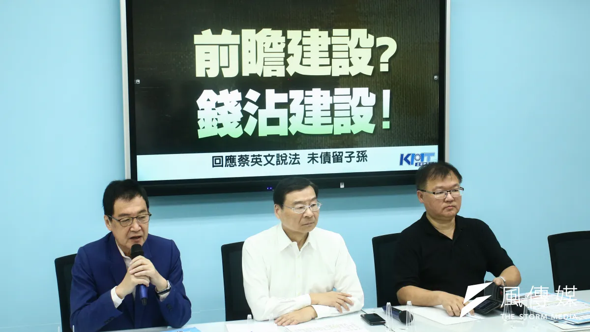 國民黨立院黨團召開「前瞻建設?錢沾建設!」記者會,左起立委費鴻泰、曾銘宗、李德維。(蔡親傑攝)