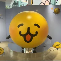 LINE FRIENDS SQUARE SHIBUYAで開催中の「えもじの子(仮)」ポップアップストアは連日大盛況で、完売商品が続出するなか10月16日からの大阪開催や全国巡回も決定した。(写真/黃信維撮影) LINE FRIENDS SQUARE SHIBUYAで開催中の「えもじの子(仮)」ポップアップストアは連日大盛況で、完売商品が続出するなか10月16日からの大阪開催や全国巡回も決定した。(写真/黃信維撮影)