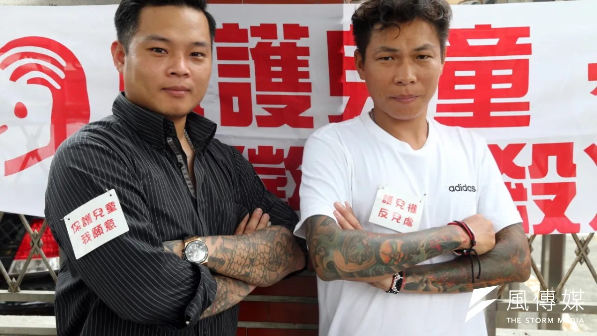 陳修將(左)與顏維勳(右)手臂上的刺青,彷彿是過往黑社會生活的圖騰,讓人害怕不易接近,但也因為如此,讓許多人更尊敬他們對兒童權益投入。(吳逸驊攝)
