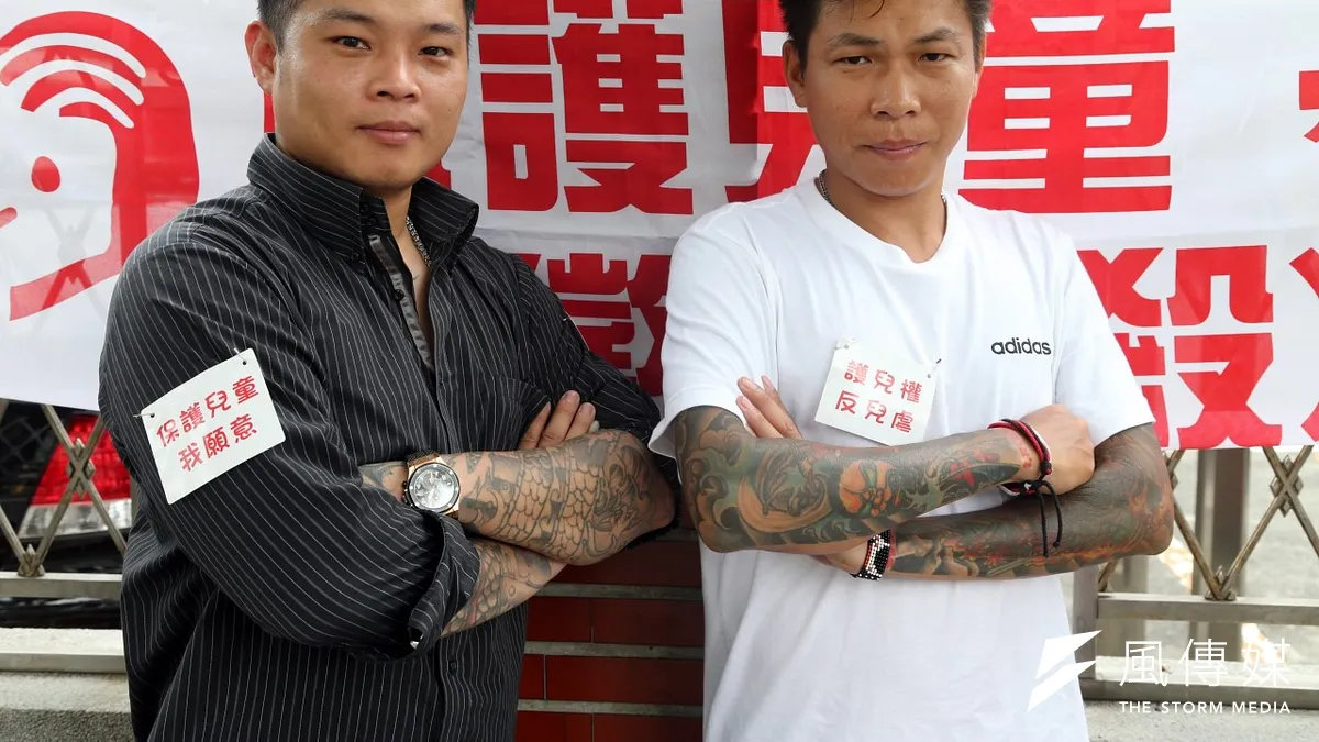 陳修將(左)與顏維勳(右)手臂上的刺青,彷彿是過往黑社會生活的圖騰,讓人害怕不易接近,但也因為如此,讓許多人更尊敬他們對兒童權益投入。(吳逸驊攝) 陳修將(左)與顏維勳(右)手臂上的刺青,彷彿是過往黑社會生活的圖騰,讓人害怕不易接近,但也因為如此,讓許多人更尊敬他們對兒童權益投入。(吳逸驊攝)