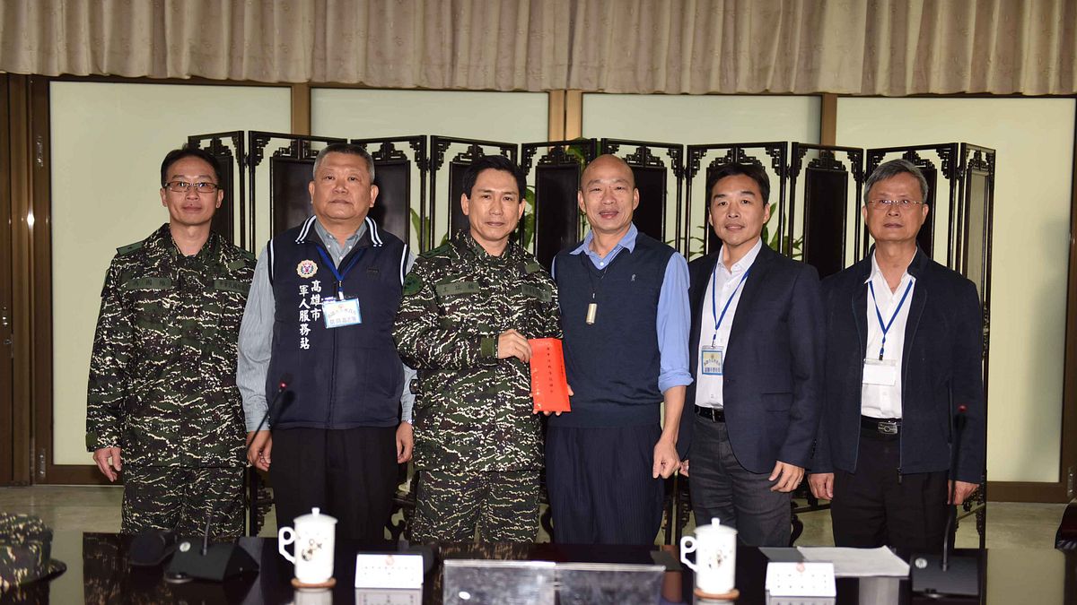 春節將至,高雄市長韓國瑜率團前往左營海軍陸戰隊指揮部表達慰問,並致贈10萬慰勞金。(高雄市府提供) 春節將至,高雄市長韓國瑜率團前往左營海軍陸戰隊指揮部表達慰問,並致贈10萬慰勞金。(高雄市府提供)