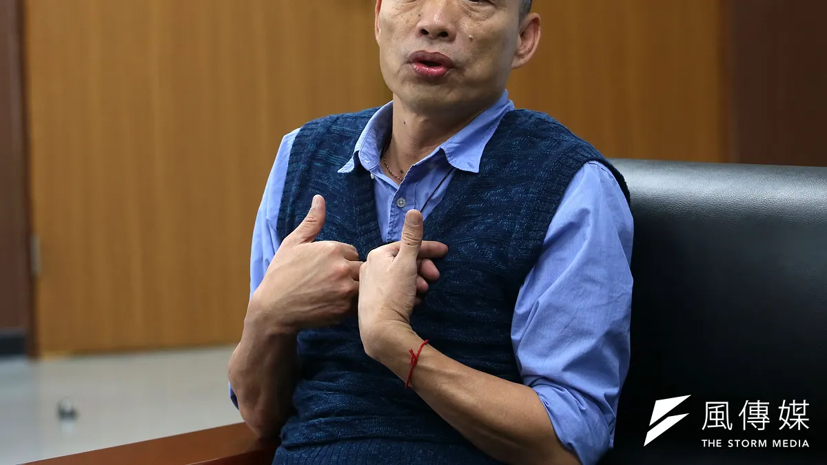 高雄市長韓國瑜19日接受《風傳媒》專訪時表示,談過戀愛的人都知道「愛人在哪裡,心在哪裡」,他一定會做到對高雄市民的承諾,且總統是「移動式的關注」,不是「移動式的管理」,發現各縣市哪裡建設不足,會協調行政院長提供資源。(新新聞林瑞慶攝)