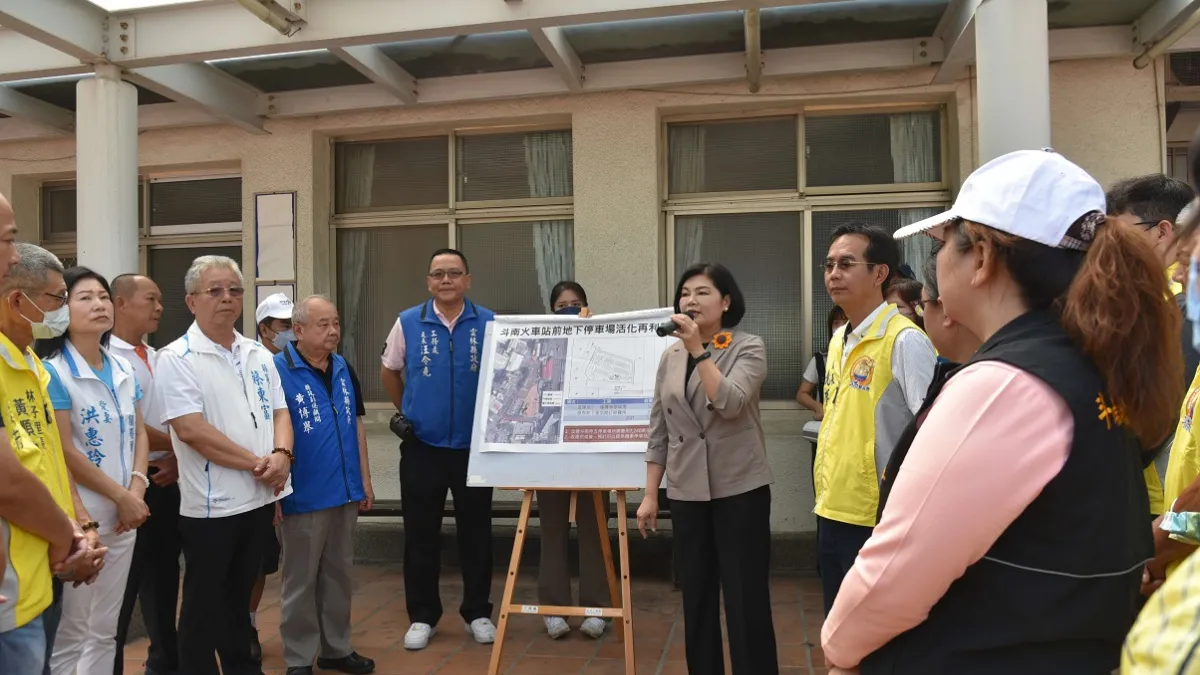 雲林縣長張麗善前往斗南火車站傾聽地方需求,並表示將活化再利用已閒置20多年的原斗南火車站停五停車場。(圖/雲林縣政府提供)