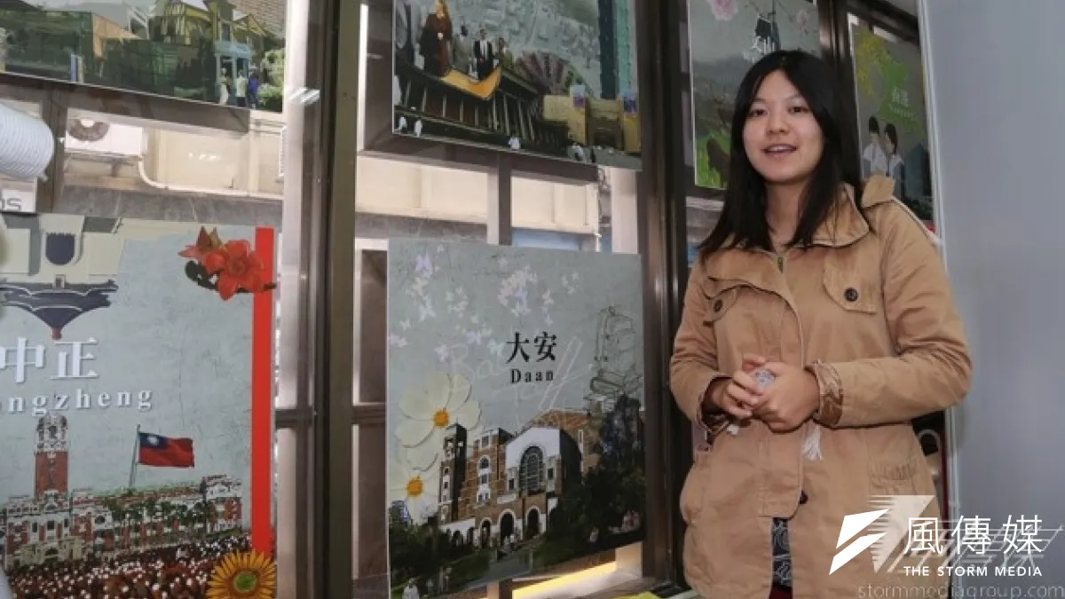 甫從北藝大畢業的沈伊柔站在12個行政區的正方形特色看板牌子前,眼裡閃著光輝,侃侃而談創作過程和想法。(余志偉攝)