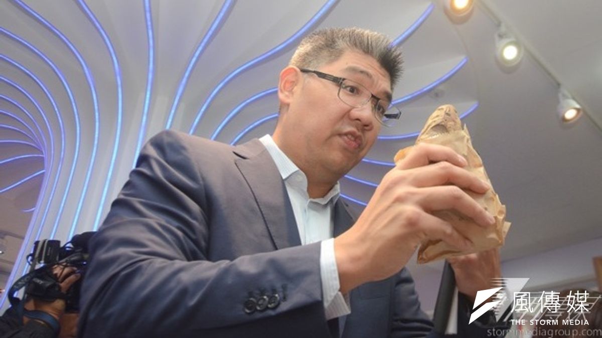 連勝文表示,青年住宅的興建目標在2萬戶,規劃10坪至20坪的空間,如果單純給單身住宅,戶數會多一點,如果給小家庭,戶數就少一點。(宋小海攝) 連勝文表示,青年住宅的興建目標在2萬戶,規劃10坪至20坪的空間,如果單純給單身住宅,戶數會多一點,如果給小家庭,戶數就少一點。(宋小海攝)