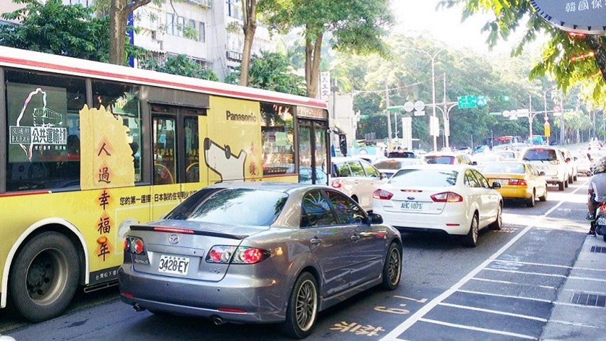 早上8點內湖成功路上公車乘客數與車流形成強烈對比。(戴發奎攝) 早上8點內湖成功路上公車乘客數與車流形成強烈對比。(戴發奎攝)