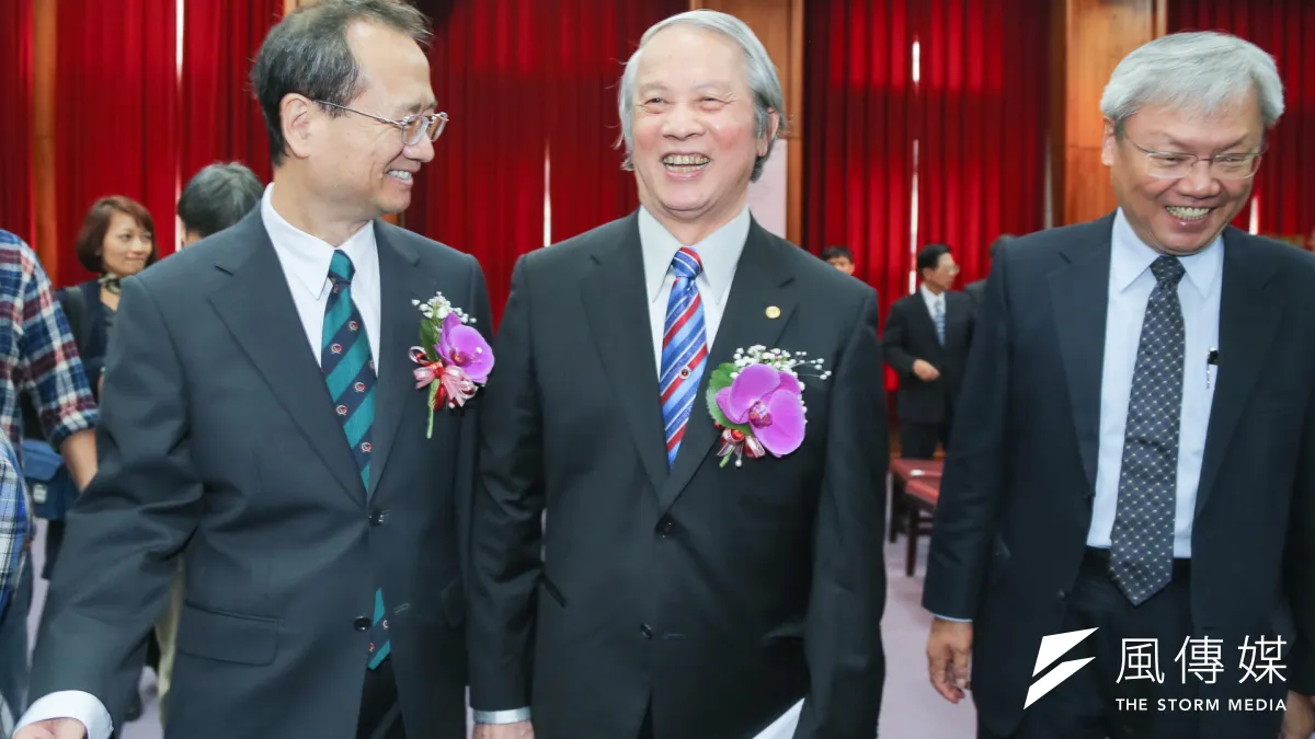 今(1)日司法院舉行新任院長交接儀式,但是卸任院長賴浩敏(中)在致詞時疑似暗指蔡英文打及法官士氣。左起為新任司法院長許宗力、卸任院長賴浩敏、卸任司法院副院長蘇永欽。(陳明仁攝)