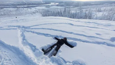 阿亞爾躺在雪地上,等著媽媽和幾個朋友上山來。背景中我們可以看到火力發電廠冒煙的煙囪。(BBC中文網)