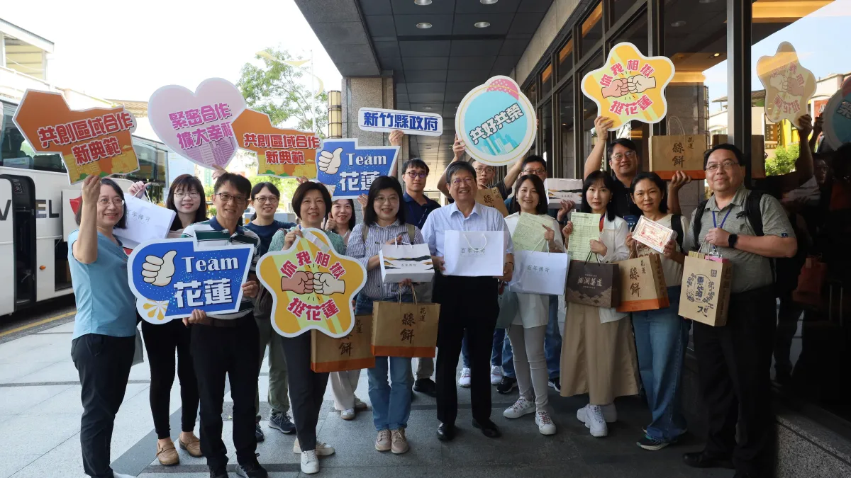 新竹縣長楊文科率縣政府團隊採購伴手禮,同時呼籲竹縣鄉親一起送暖「固花蓮」。(圖/新竹縣政府提供)