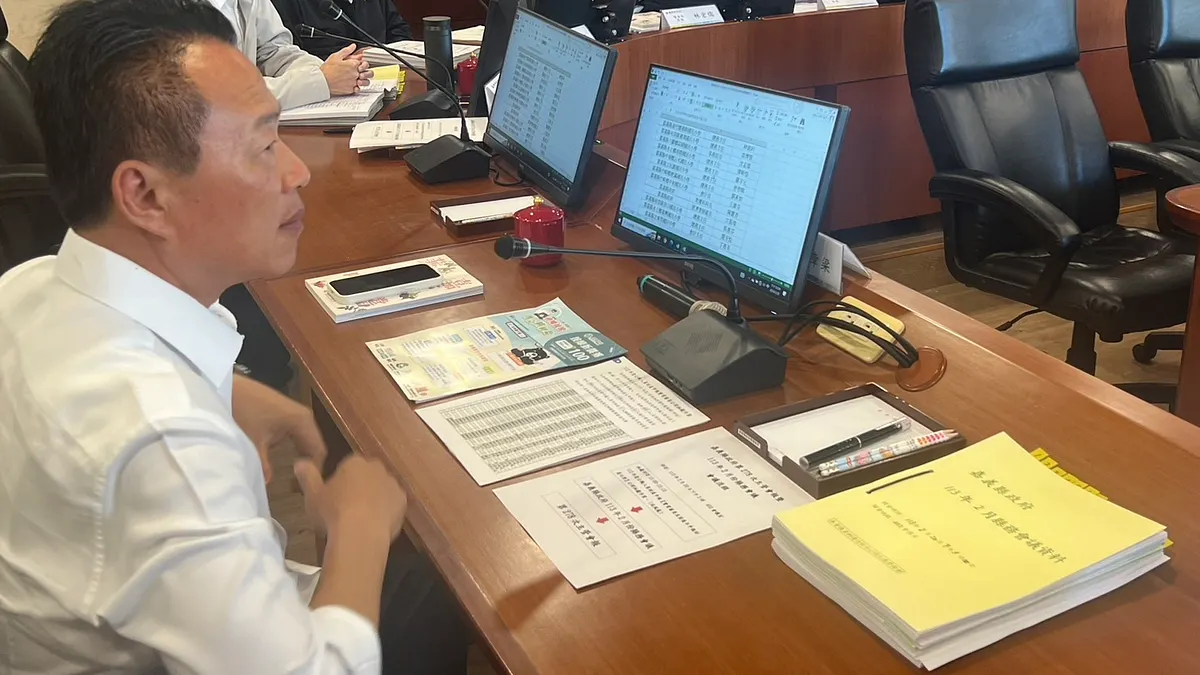 嘉義縣長翁章梁主持「112年度公職人員財產申報實質審查」公開抽籤作業。(圖/嘉義縣政府政風處提供) 嘉義縣長翁章梁主持「112年度公職人員財產申報實質審查」公開抽籤作業。(圖/嘉義縣政府政風處提供)