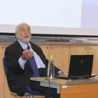 On January 13, Nobel Prize in Economics laureate Joseph Stiglitz attended a forum titled 'The Road to Freedom: Economics and a Good Society' hosted by the Yu Kuo-hwa Cultural and Educational Foundation and 風傳媒, delivering a keynote speech. (Photo by Ke Ch On January 13, Nobel Prize in Economics laureate Joseph Stiglitz attended a forum titled 'The Road to Freedom: Economics and a Good Society' hosted by the Yu Kuo-hwa Cultural and Educational Foundation and 風傳媒, delivering a keynote speech. (Photo by Ke Ch