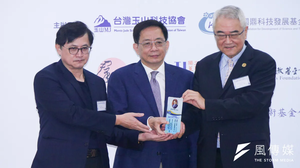 李國鼎科技發展基金會舉行2022國鼎論壇人才高峰論壇,左起台灣玉山科技協會理事長童子賢、台大校長管中閔、李國鼎發展基金會董事長王伯元。(蔡親傑攝)