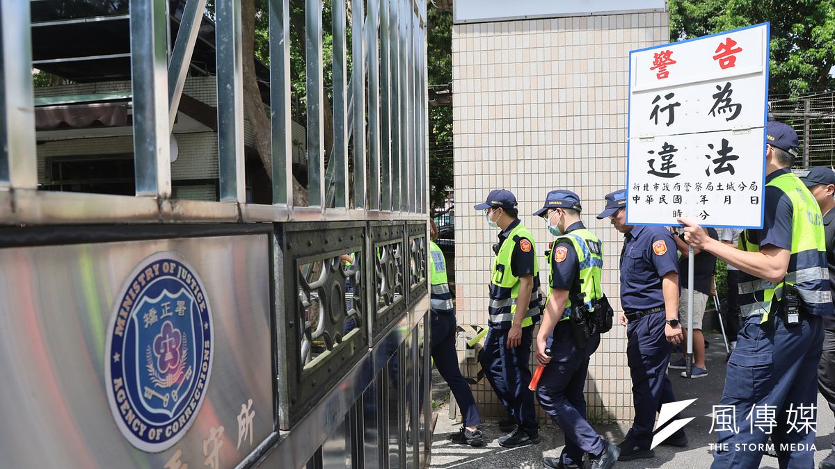 民眾黨主席柯文哲因京華城案羈押至台北看守所,7日有民眾到台北看守所外表達立場,警方舉牌警告。(柯承惠攝) 民眾黨主席柯文哲因京華城案羈押至台北看守所,7日有民眾到台北看守所外表達立場,警方舉牌警告。(柯承惠攝)