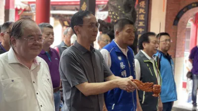 國民黨主席朱立倫今(4)日在陪同藍委參選人蔡明堂到三重先嗇宮祈福,強調不論聯合政府等名詞有何爭議, 最重要的還是團結在一起。(國民黨提供)