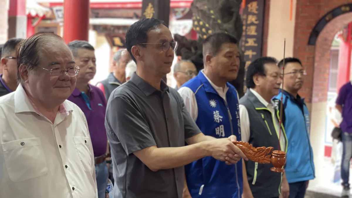 國民黨主席朱立倫今(4)日在陪同藍委參選人蔡明堂到三重先嗇宮祈福,強調不論聯合政府等名詞有何爭議, 最重要的還是團結在一起。(國民黨提供)