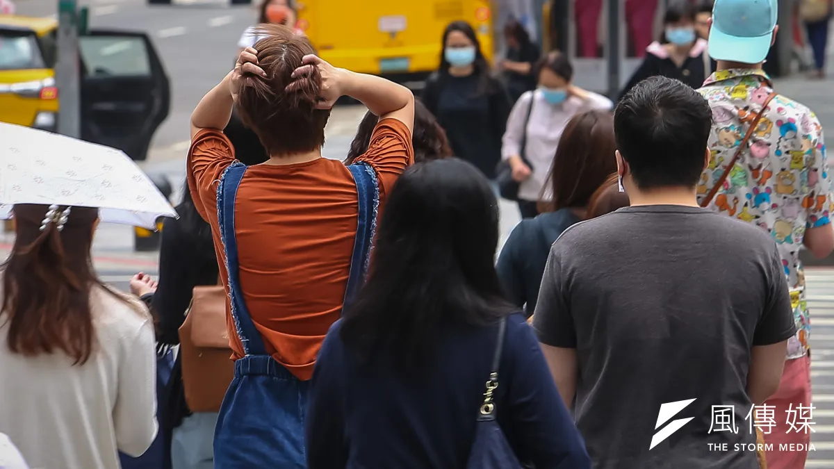 台北市衛生局8日公布確診者足跡,7日確診的案16147,曾在2日到過內湖瑞光路的咖啡廳,並於4日、5日分別到過松山區的家樂福超市與全聯超市。示意圖,非本新聞當事人。(資料照,顏麟宇攝)