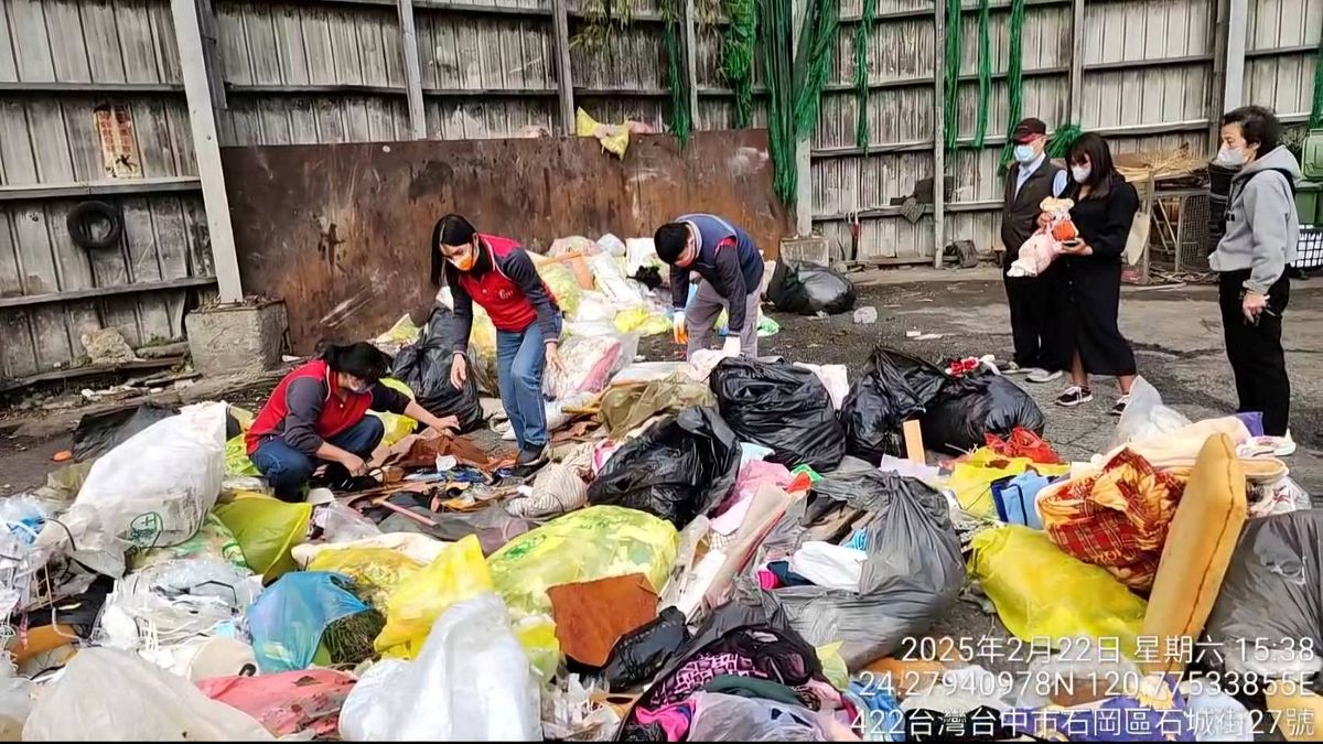 石岡清潔隊協助民眾在垃圾堆裡找失物。(圖/台中市政府) 石岡清潔隊協助民眾在垃圾堆裡找失物。(圖/台中市政府)
